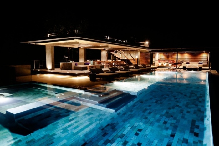 Luxus-Hotel-Villen-Kurá-infinity-pool-nachtbeleuchtung-costarikanischer-regenwald
