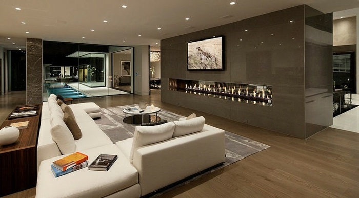 Luxus-Wohnzimmer-Kamin-Holzboden-Raumteiler-Esszimmer-weißes-rechteckiges-Sofa