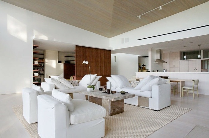 Malibu-Haus-weißes-Mobiliar-Holztisch-gewebter-Teppich-Küche-Theke