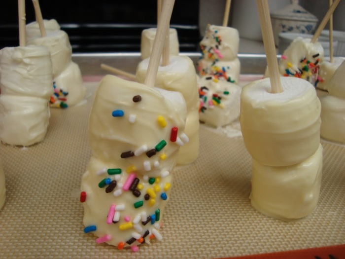 Marshmallows-umhüllt-mit-weißer-Schokolade-und-Zuckerperlen