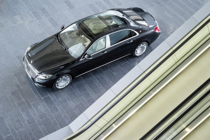Mercedes-Maybach-S-Klasse-Bilder-Ansicht-von-Obern-Luxuswagen-schwarz