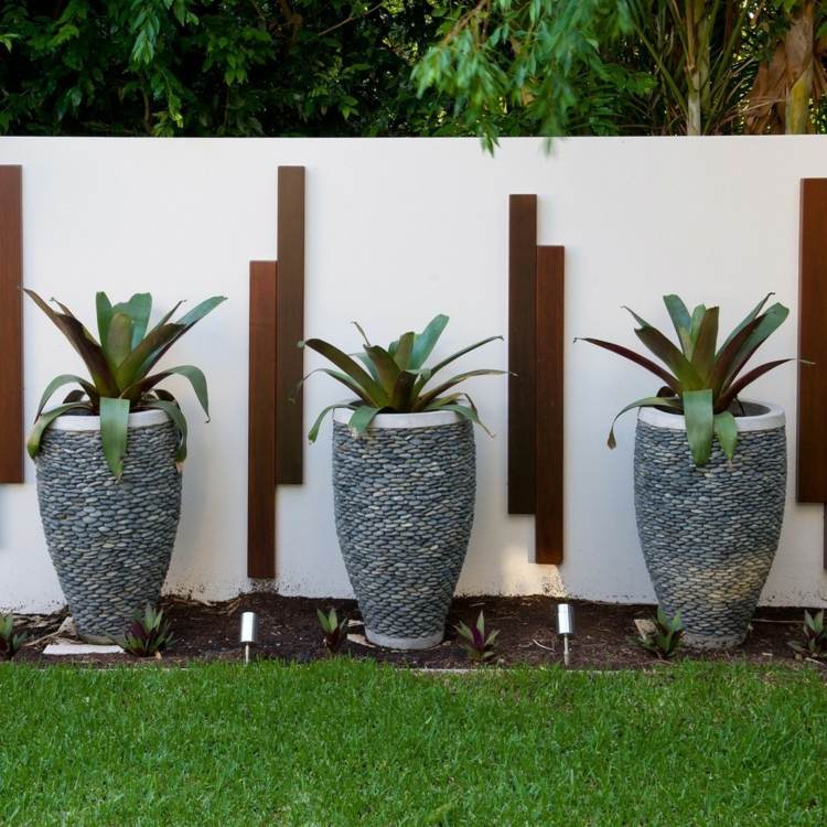 Moderne Gartengestaltung mit Steinen Pflanzkübel stilvoll dekoriert