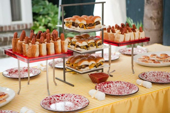 Party-mit-Fingerfood-Hot-Dogs