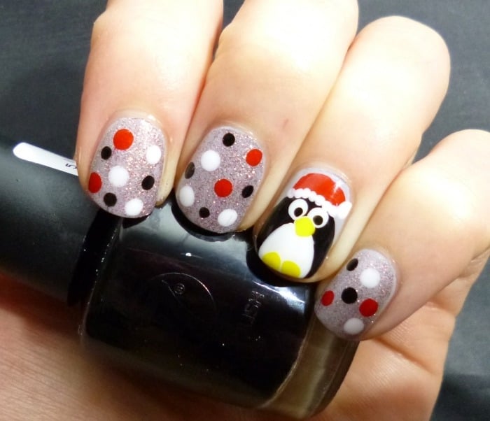 Pinguin-Weihnachtsmütze-Nageldesign-Schmuck-bunte-tupfer-glitter-grundlack