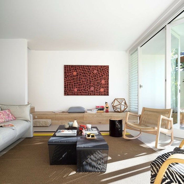 Rattanmöbel-mit-Holz-weiße-Wände-brauner-Teppich