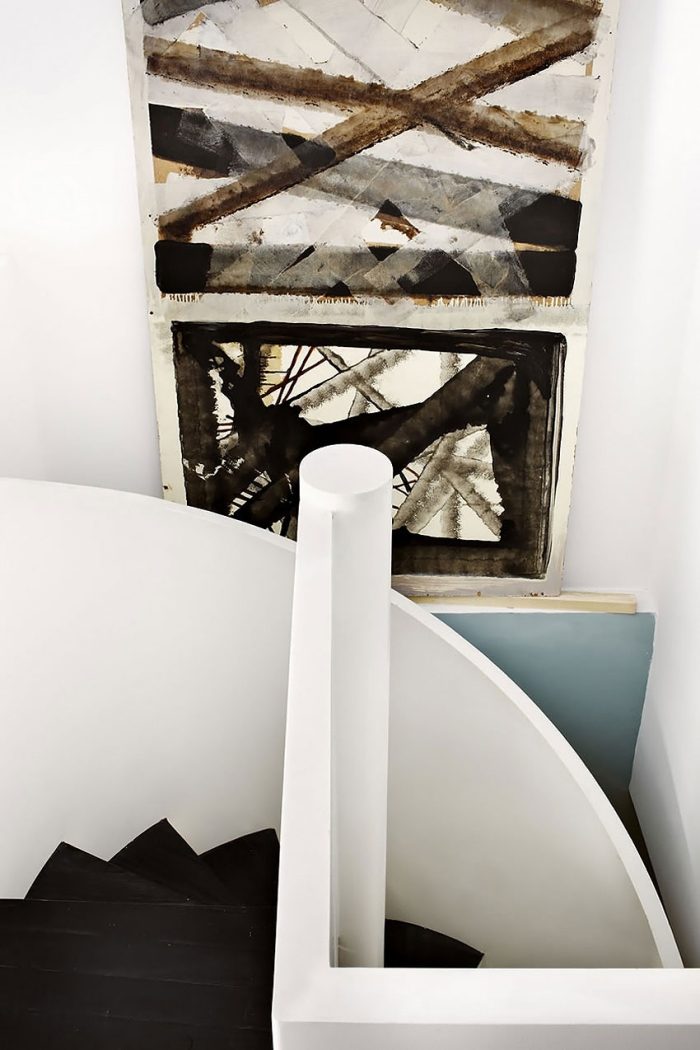 Santiago-Castillo-private-Residenz-Treppenhaus-design-weiße-spindeltreppe-schwarze-stufen