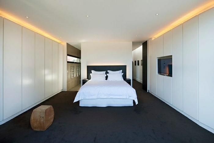Schlafzimmer-mit-LED-Beleuchtung-beide-Seiten-mit-Kleiderschränken