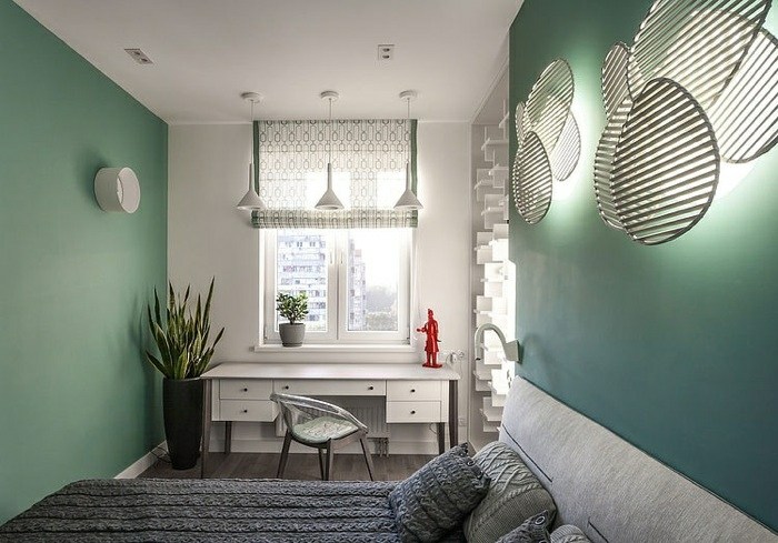Schlafzimmer-mit-grünen-Wänden-und-runde-Wandbeleuchtung