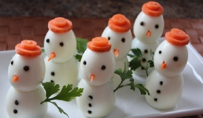 Schneemann gekochte Eier Vorspeisen zu Weihnachten selber machen