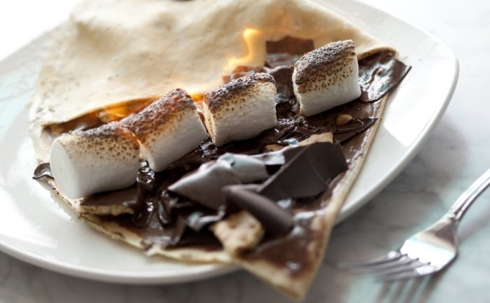 Schokoladen-Pfannkuchen-Crepes-internationale-Küche-Marshmallow-Füllung