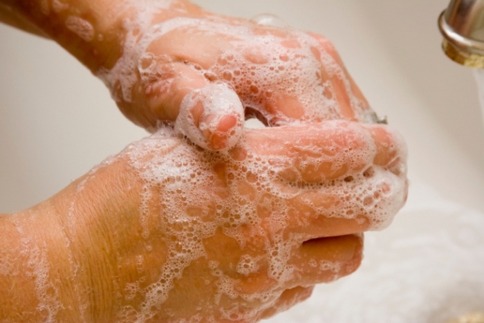 Schutz-vor-Magen-Darm-Grippe-regelmäßig-Hände-waschen