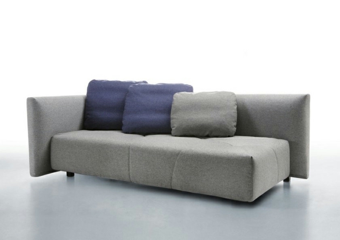 Sofa-Bett-in-Grau-mit-Kissen