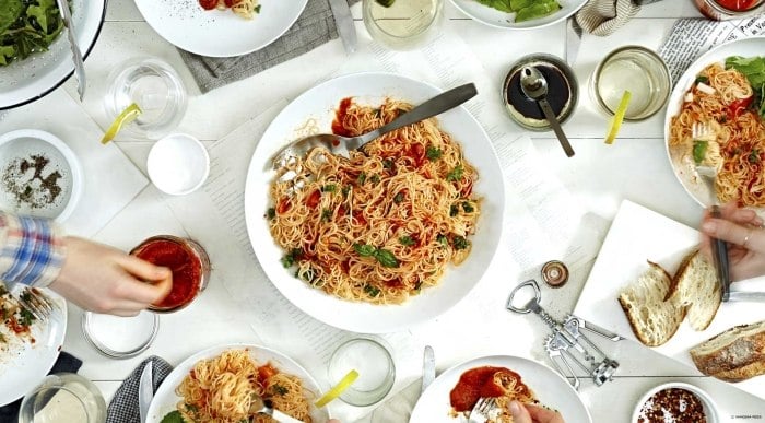 Spaghetti-mit-Gemüse-Olivenöl-Portion-Lebensmittel-Mythos