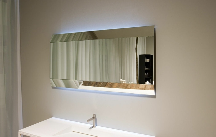 Spiegel Beleuchtung origineller Form Konstruktion