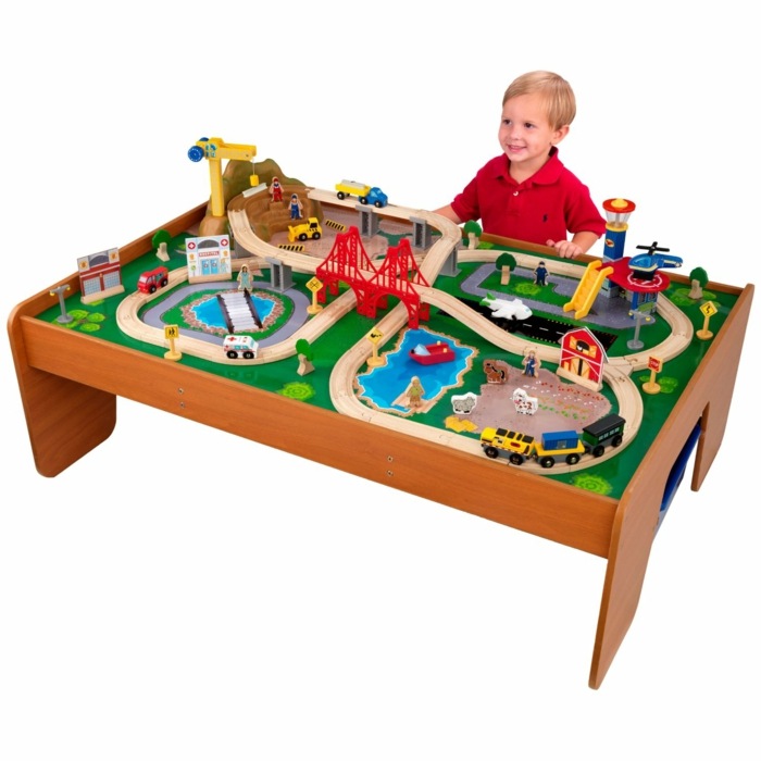 Spielhaus-auf-Tisch-von-Playmobil-oder-Leggoland