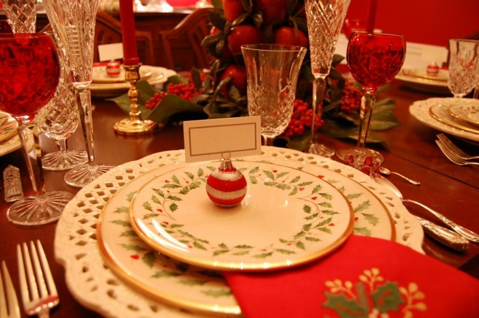 Tischdeko zu weihnachten teller kugel rot kristallgläser