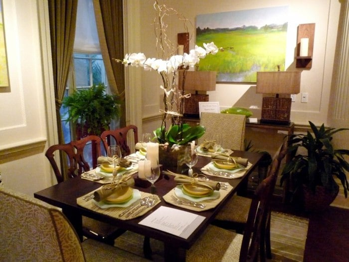 Tischdekoration-mit-weißen-Orchideen-Polsterstühle