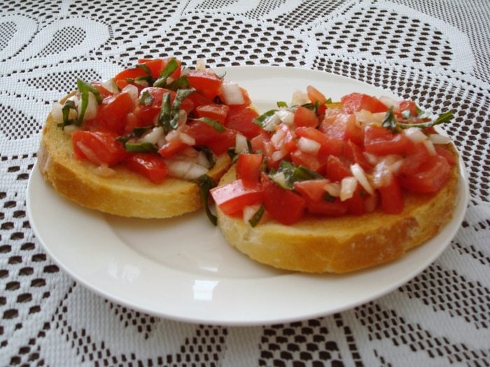 Tomaten-Salat-auf-Bruschetta