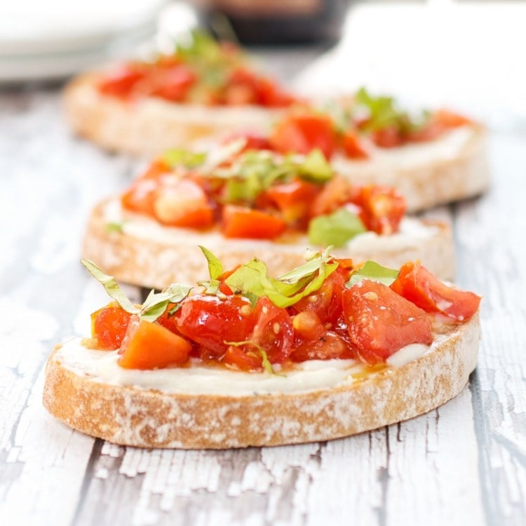 Tomatenscheibe-Bruschetta-mit-basilikum-Ricotta-leicht-gemacht-ideen