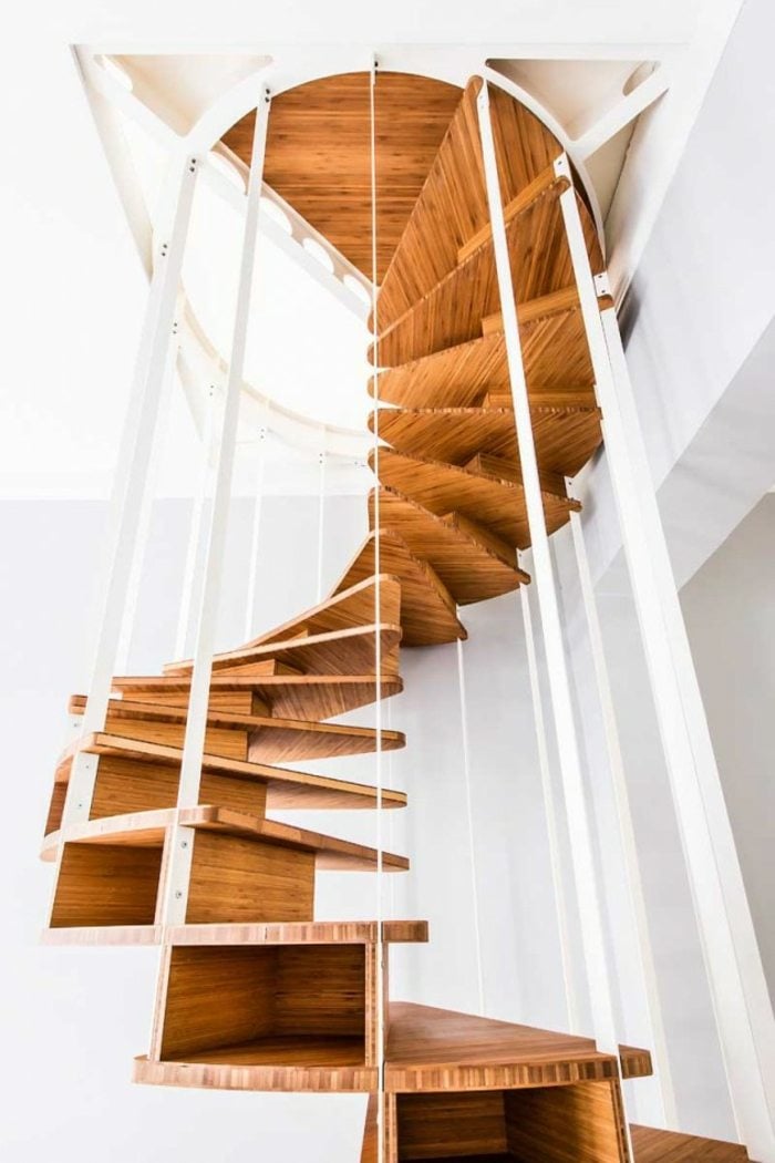 Treppe-mit-Holzstufen-spiralförmig