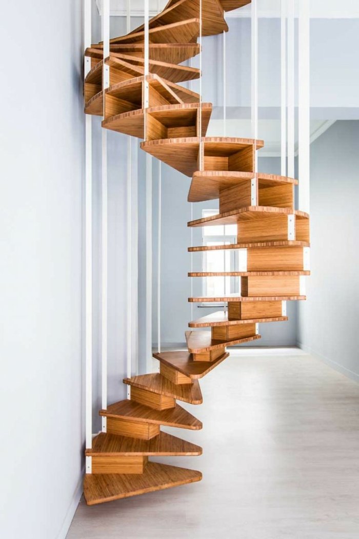 Treppenhaus-mit-Holz-Stufen