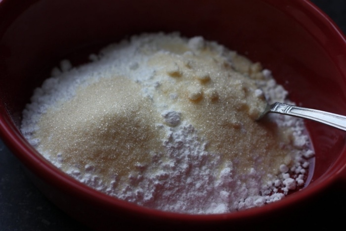 Vanillekipferl-ohne-Eier-Rezept-Staubzucker-und-Vanillezucker-vermischen