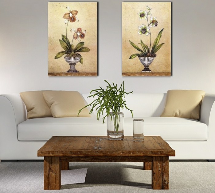 Wanddeko-mit-Orchideen-Couchtisch-aus-Roh-Holz