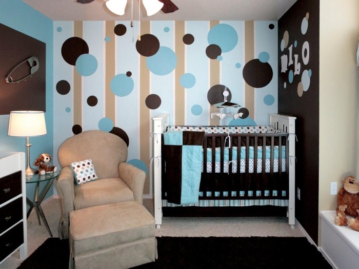 Wandgestaltung-Kinderzimmer-dunkelbraun-hellblau-tupfer-muster
