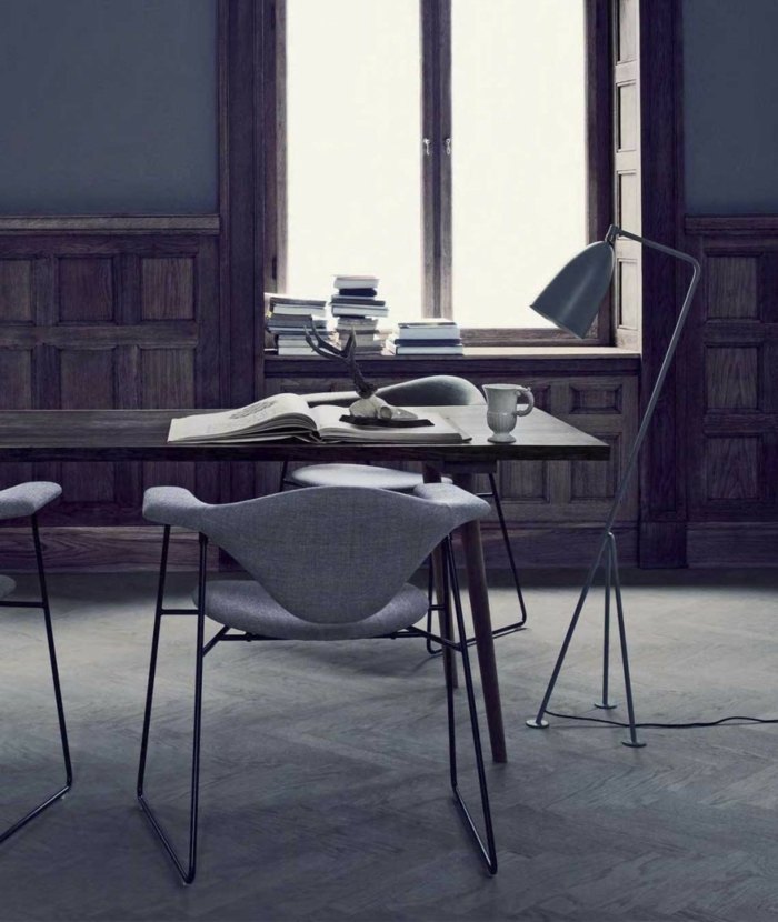 Wandverkleidung-aus-Holz-moderner-Sessel-in-Grau
