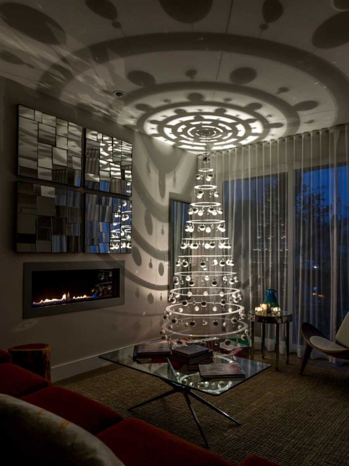 Weihnachten-künstlicher-Baum-mit-Lichtern-Glamour-Christbaumkugeln-Weihnachtsstimmung