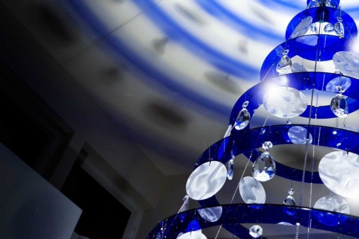 Weihnachtsbaum-aus-Acryl-blau-schlicht-schöne-Licht-und-Schattenspiele-wohnzimmer-dekor