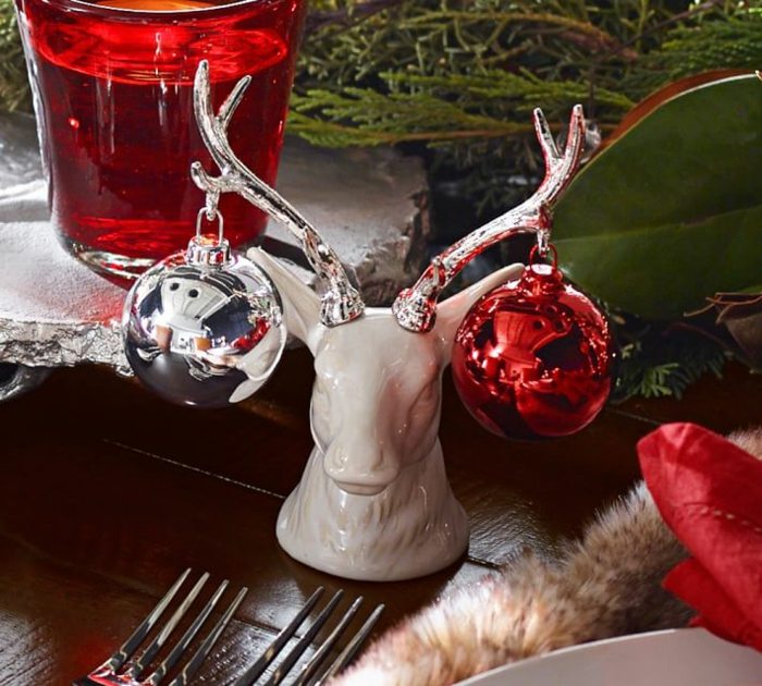 Weihnachtsdekoration rote silberne Kugel Tisch