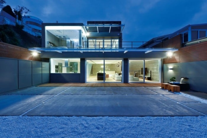 Wohnhaus-modernisiert-Gestaltungskonzept-Flachdach-Konstruktion-Glas-Fassade-Paneele