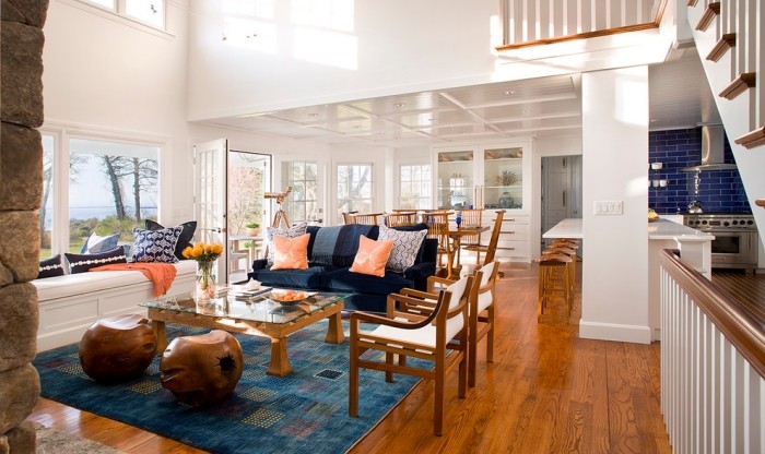 Wohnzimmer-Ideen-gestaltung-Holzmöbel-rustikale-beistelltische-Strand-Stil-offener-Bereich