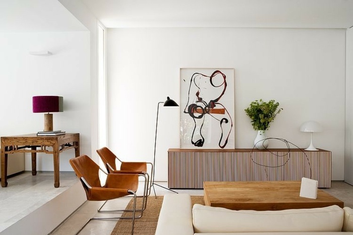 Wohnzimmer-auf-zwei-Ebene-Polstermöbel-abstrakte-Kunst