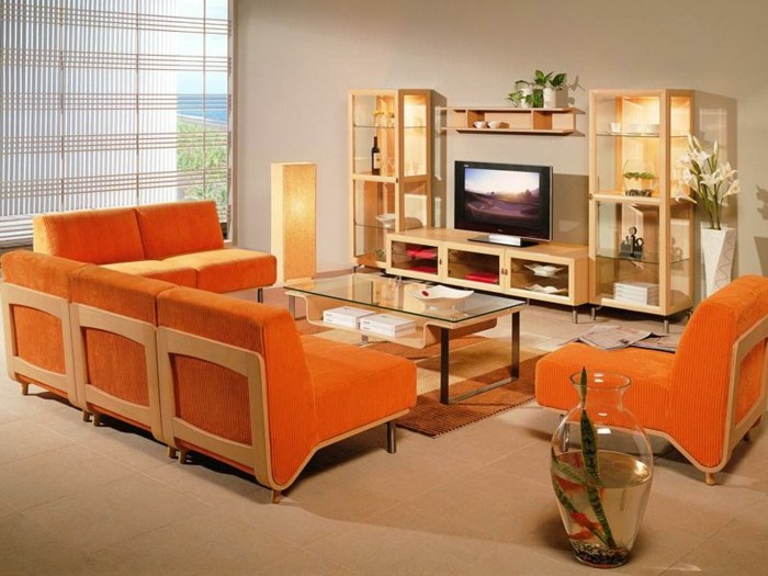 Wohnzimmer-mit-Orangen-Nuancen-Skandinavisches-Mobiliar