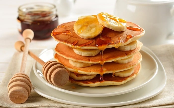 amerikanische-pancakes-dick-und-luftig-honig-banane-ausgiebiger-frühstück