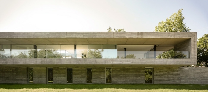 architektur massiv beton glaswand balkon modern design