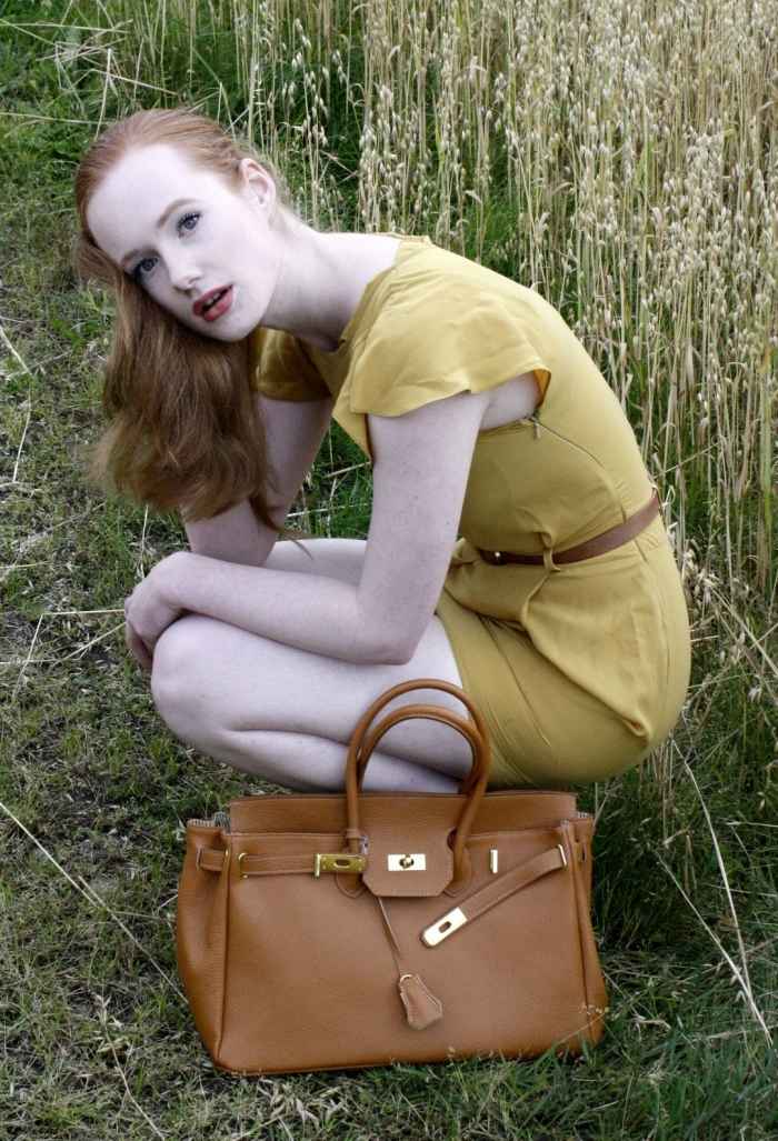 asos-vintage-ledertasche-senfgelbes-kleid