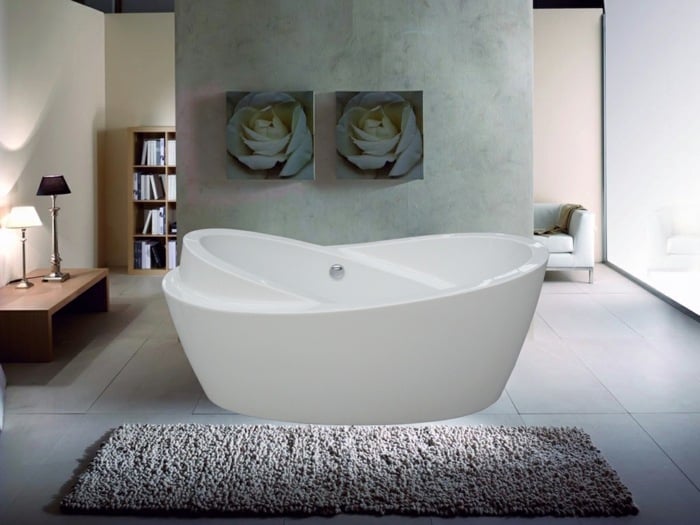 asymmetrische-Form-Badewanne-mit-Teppich-vorne