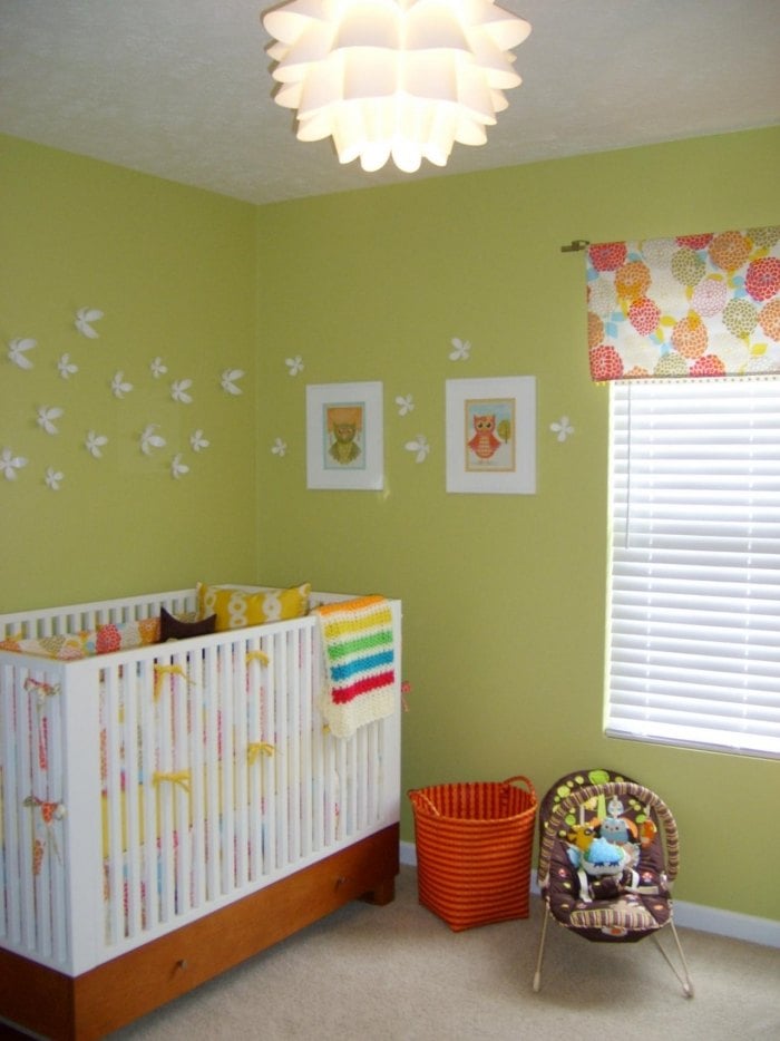 babyzimmer-Kinderzimmer-streichen-senfgelb-weiße-bilderrahmen
