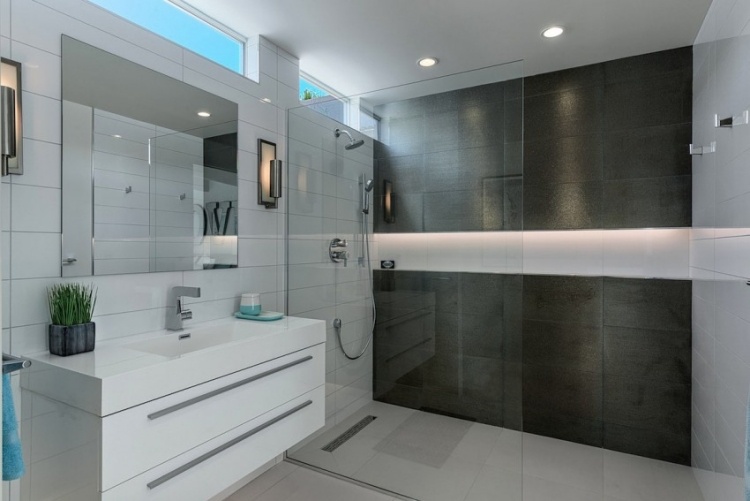 badezimmer-begehbare-dusche-glas-trennwand-nische