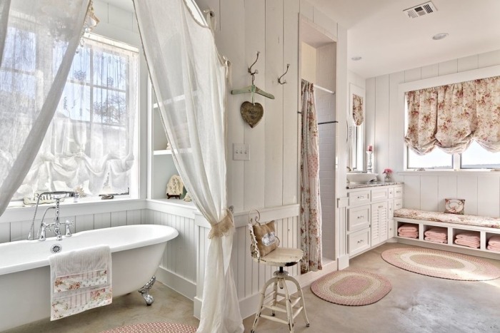 badezimmer-shabby-style-Einrichtungsstil-romantisch-florale-motive-gardinen