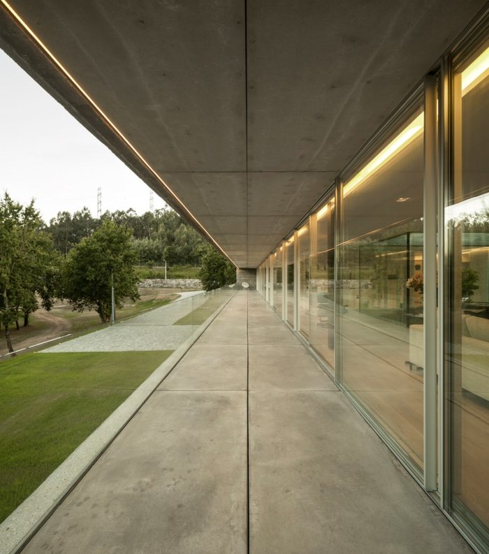 balkon design beton glastür portugal ausblick haus