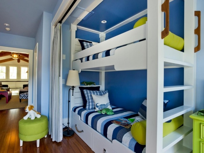 blaue-Farbgestaltung-Kinderzimmer-für-Jungs-Geschwister-Bettwäsche