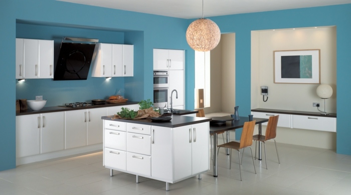 blaue küche weiße möbel kücheninsel esstisch