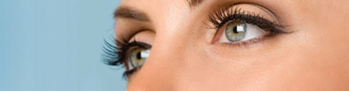 blauer-Hintergrund-Augen-Wimpern-Extensions