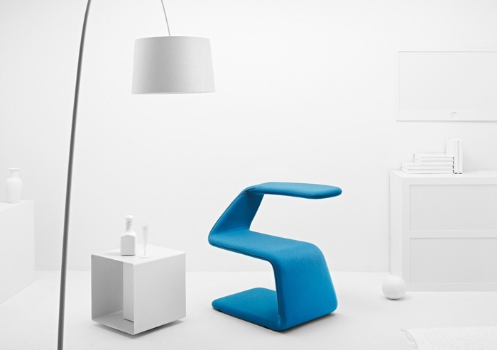 blaues-Design-Einrichtung-modern-Bodenlampe