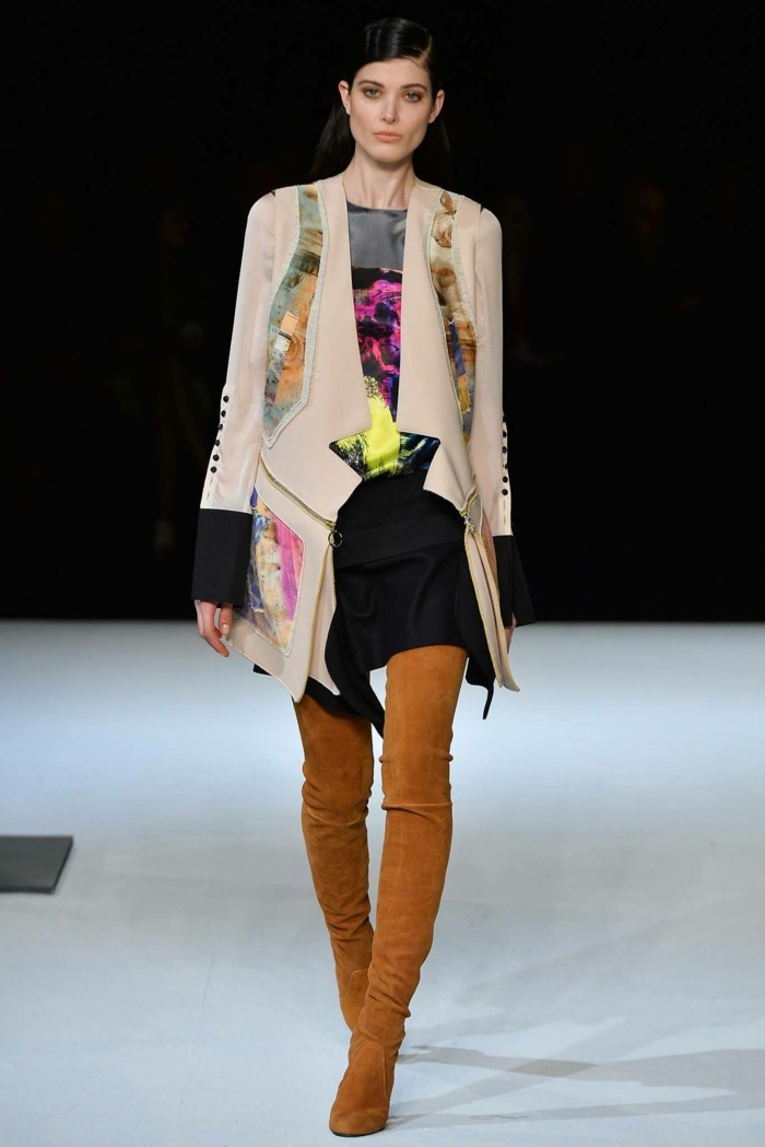 braune-Overknees-asymmetrisch-geschnittene-Jacke