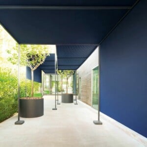 cabanne gartenpavillon blau design pergola minimalistisch stuetzen